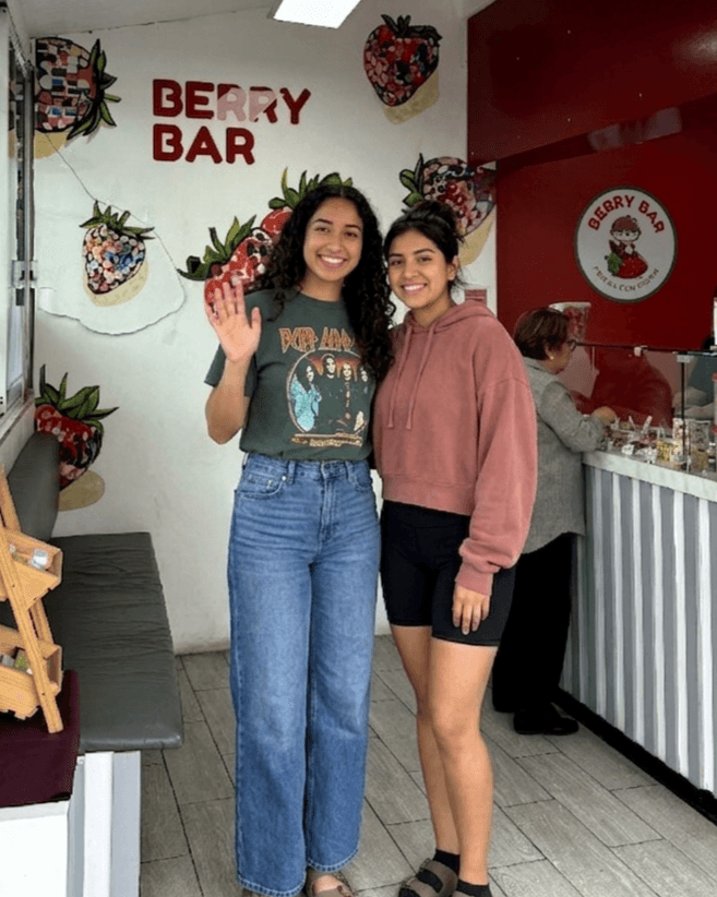 Clientas en Berry Bar Tlalpan frente al mural de fresas
