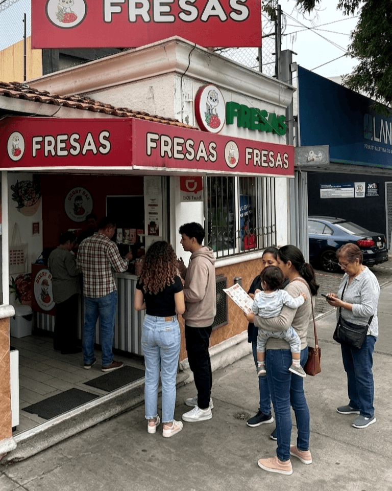 Fachada de Berry Bar Tlalpan con clientes haciendo fila