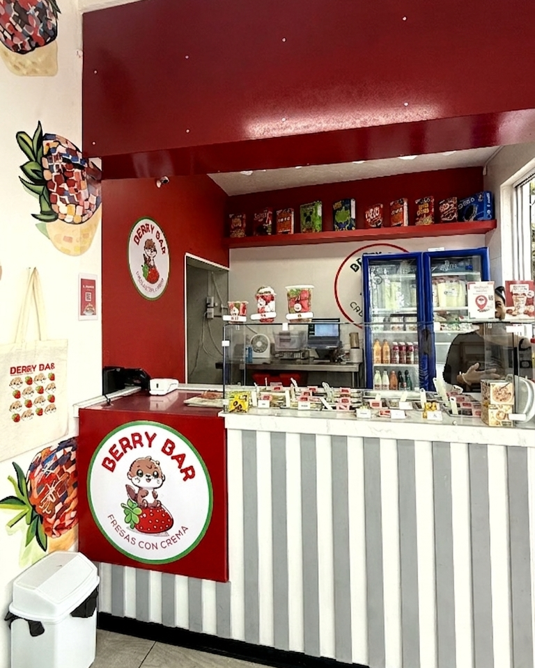 Interior de Berry Bar Tlalpan con barra de fresas y toppings