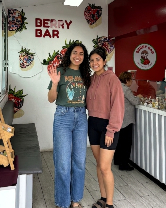 Clientas en Berry Bar Tlalpan frente al mural de fresas